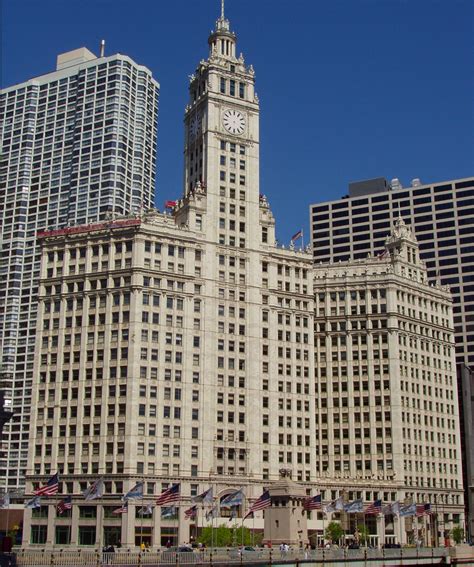 27 iconic Chicago buildings that everyone should know.